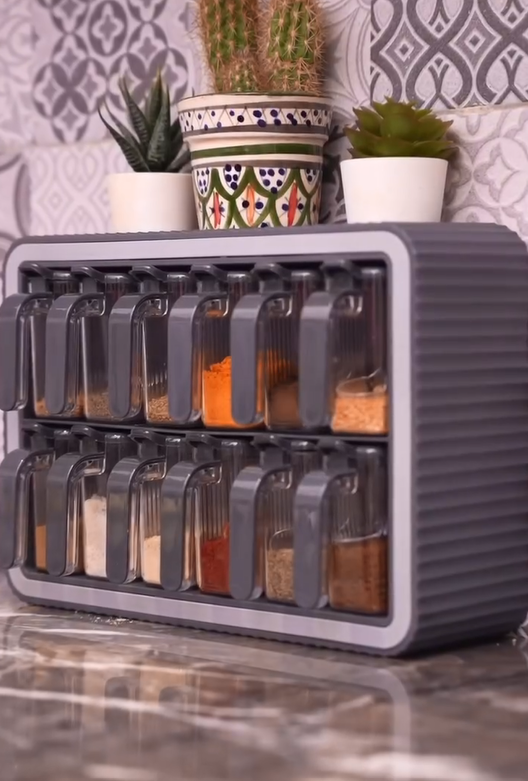 Charger la vidéo : Set de 12 pots à épices avec support, couvercle auto-adhésif, cuillère intégrée et étiquettes – Pots à épices avec poignée