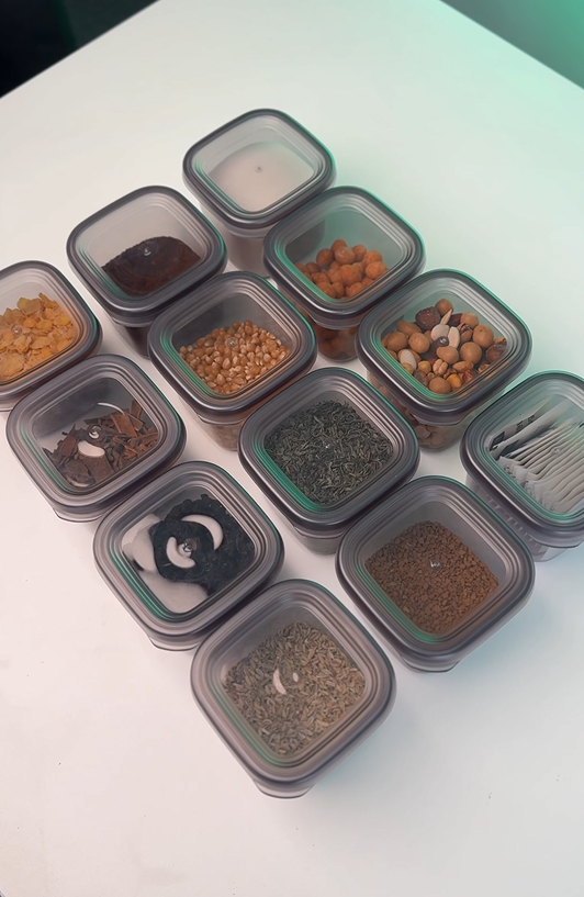 Charger la vidéo : Set de 12 pots à épices anthracite 555 ml avec étiquettes