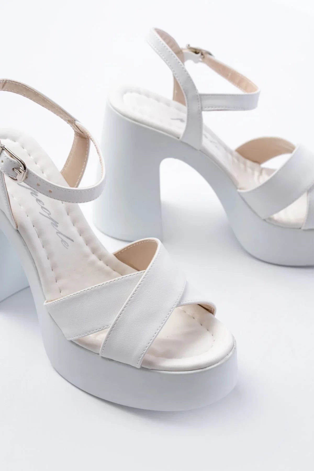 p-105Sandales femme à talon épais avec brides croisées - Justyol