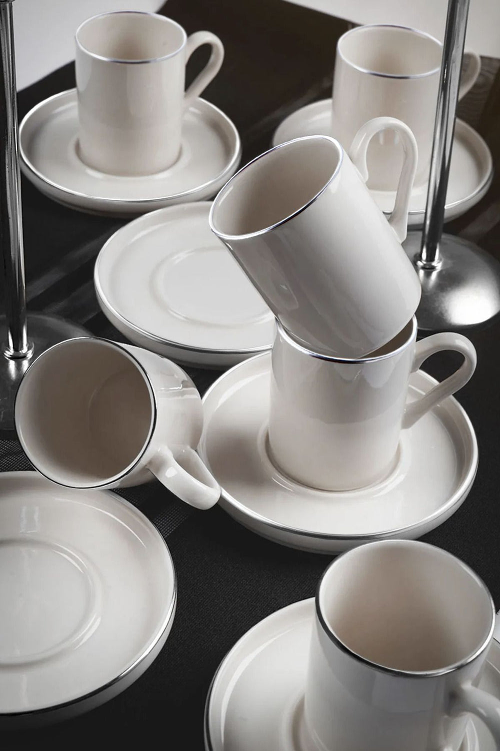 Service 12 tasses à café porcelaine 6 personnes – Finition argentée