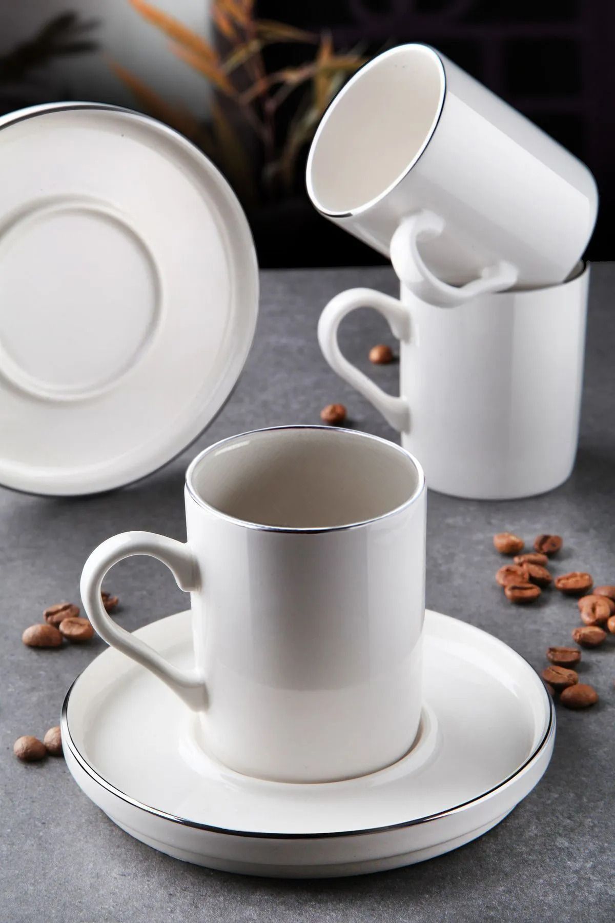 Service de 12 tasses à café en porcelaine finition argentée, 6 personnes