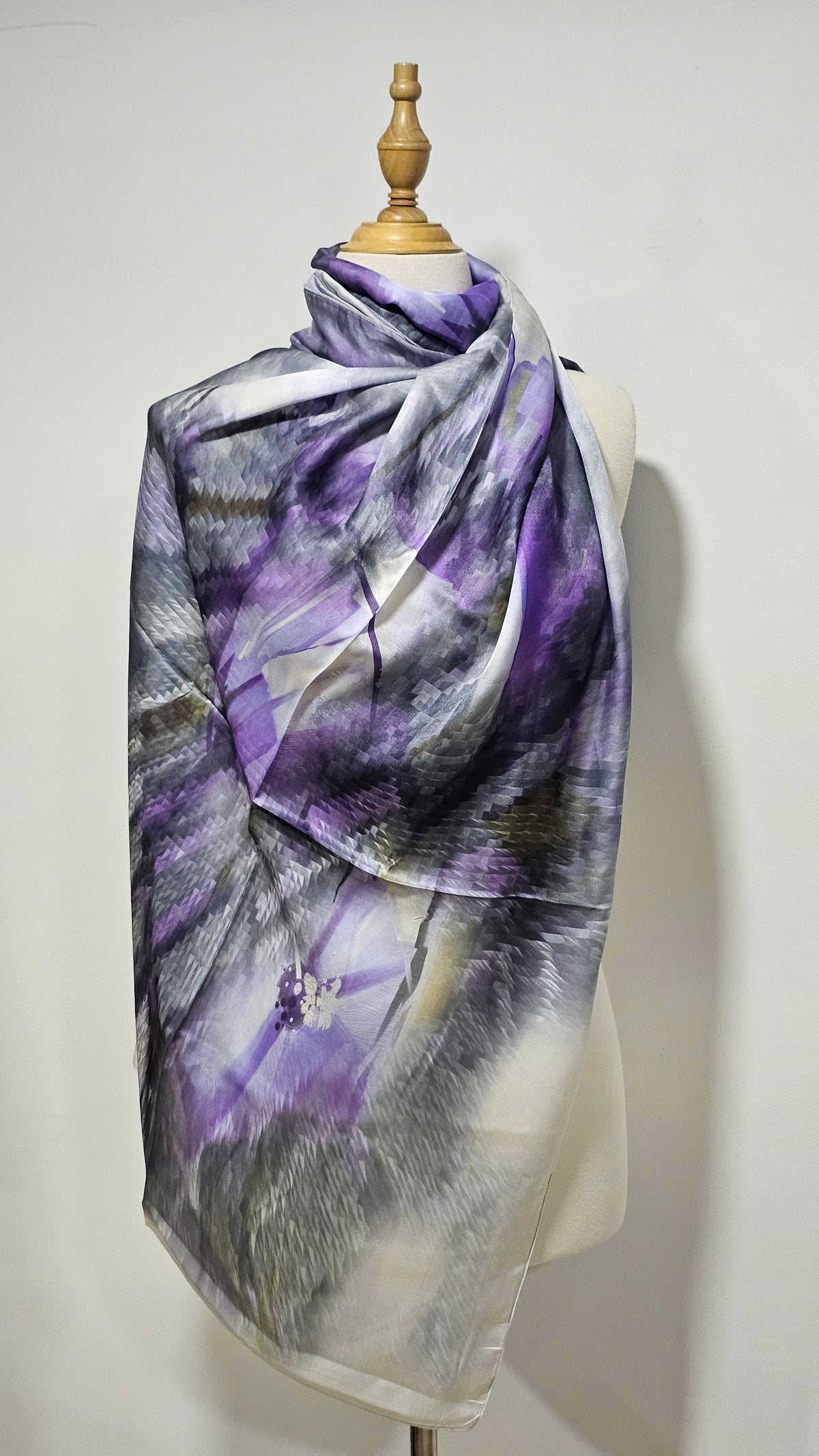 Châle en Soie Artistique – Élégance Intemporelle