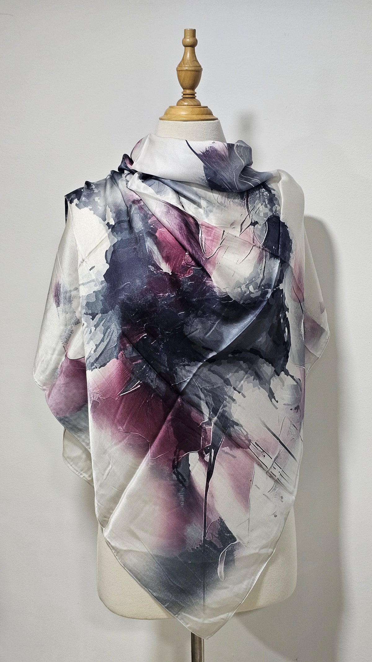 Foulard en Soie Artistique – Élégance Intemporelle