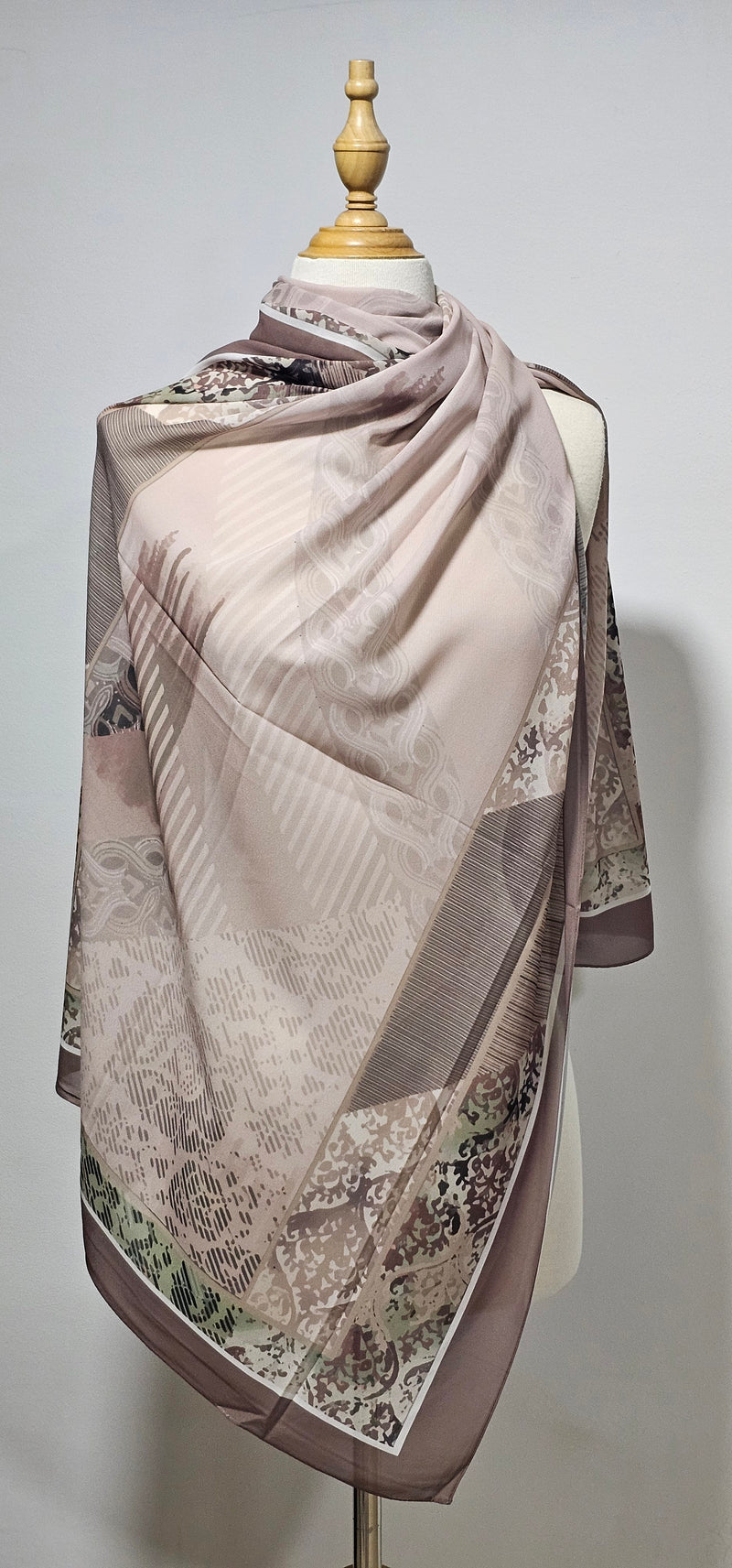 شال كريب مصري فاخر بطبعات عصرية – 70 × 185 سم