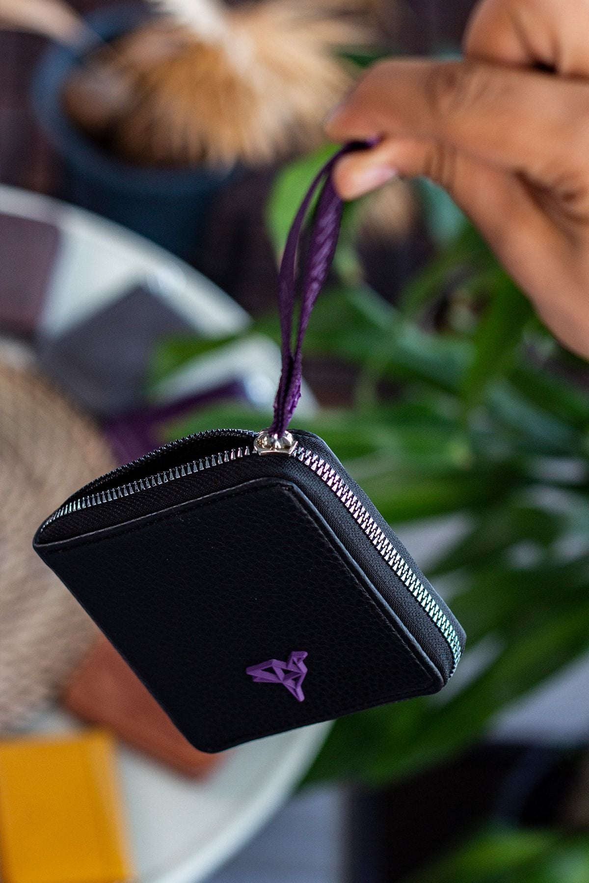 Portefeuille femme zippé fuchsia avec dragonne et porte-monnaie – Nora