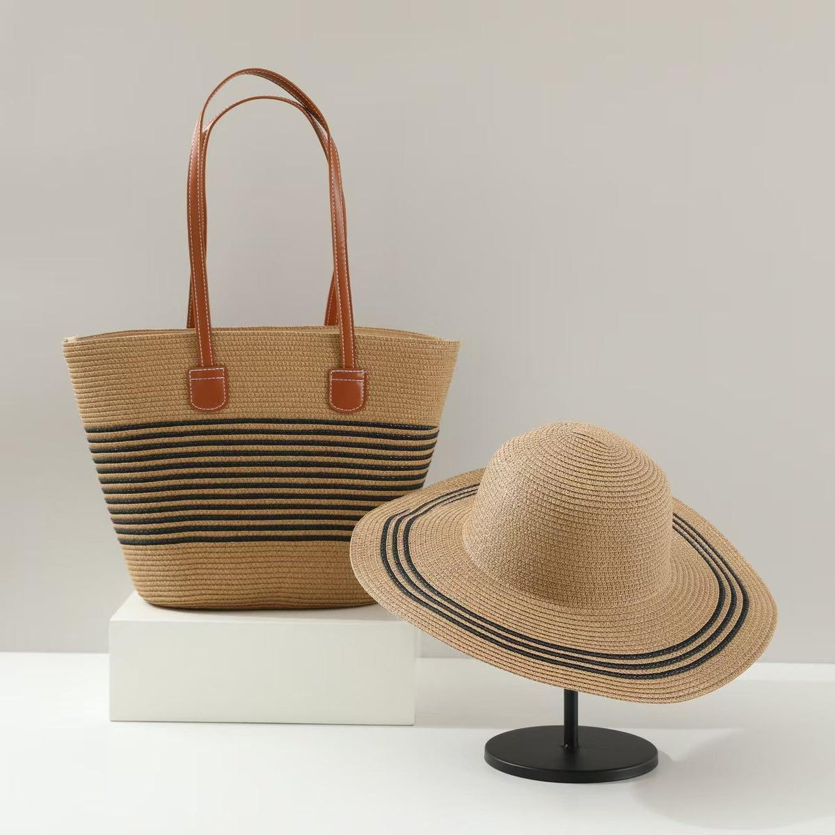 Ensemble été chapeau paille et sac plage rayé