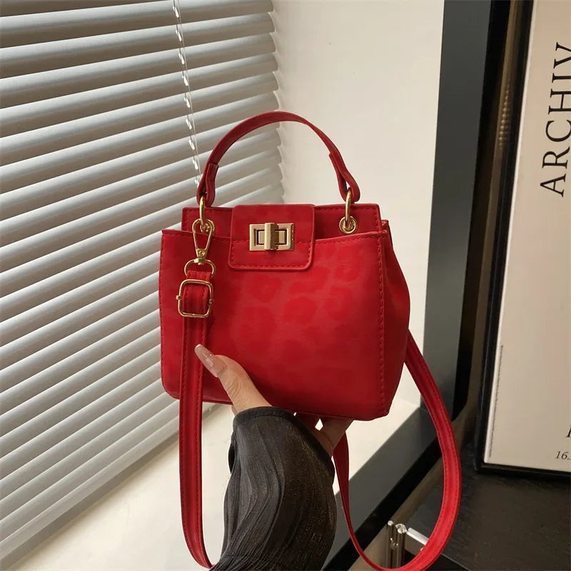 شنطة كروس بطبعة ليوبارد للنساء – أنيقة بمشبك كلاسيكي
