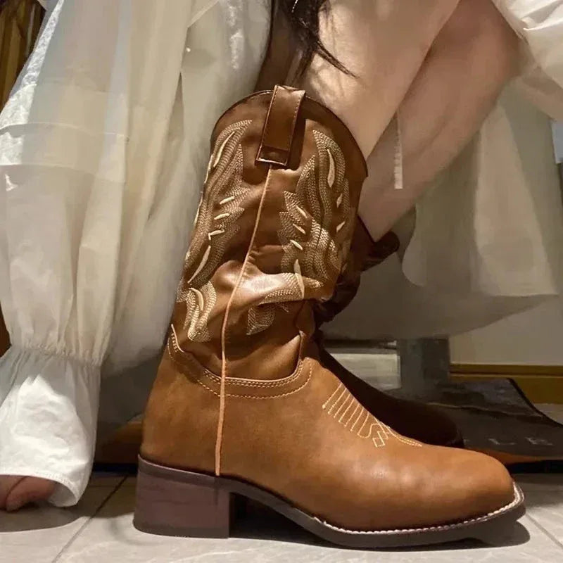 Bottes Femme Casual Modernes avec Broderie Élégante – Talon Large et Moyenne Hauteur