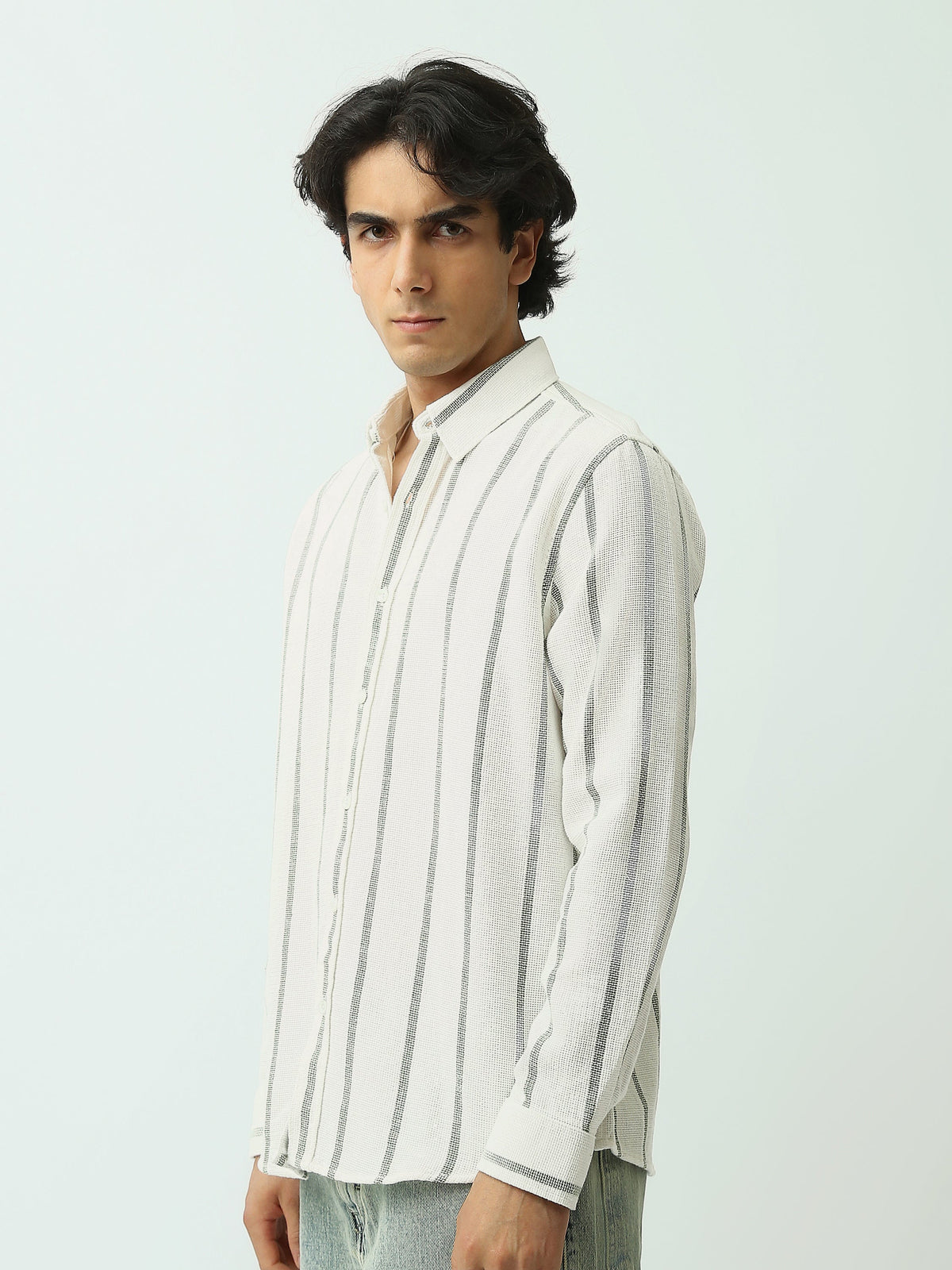 قميص رجالي بخطوط طولية وقصة Relaxed مريحة – كاجوال شيك عصري - SHI25SSCR16033TM1