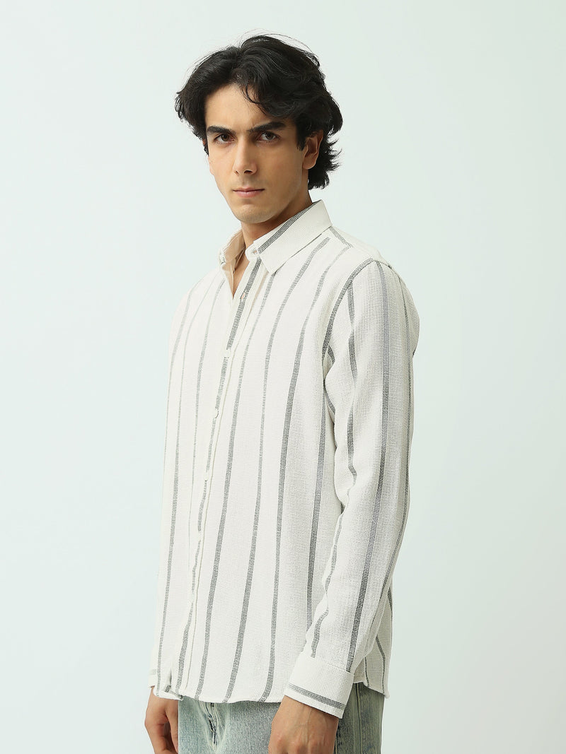 قميص رجالي بخطوط طولية وقصة Relaxed مريحة – كاجوال شيك عصري - SHI25SSCR16033TM1