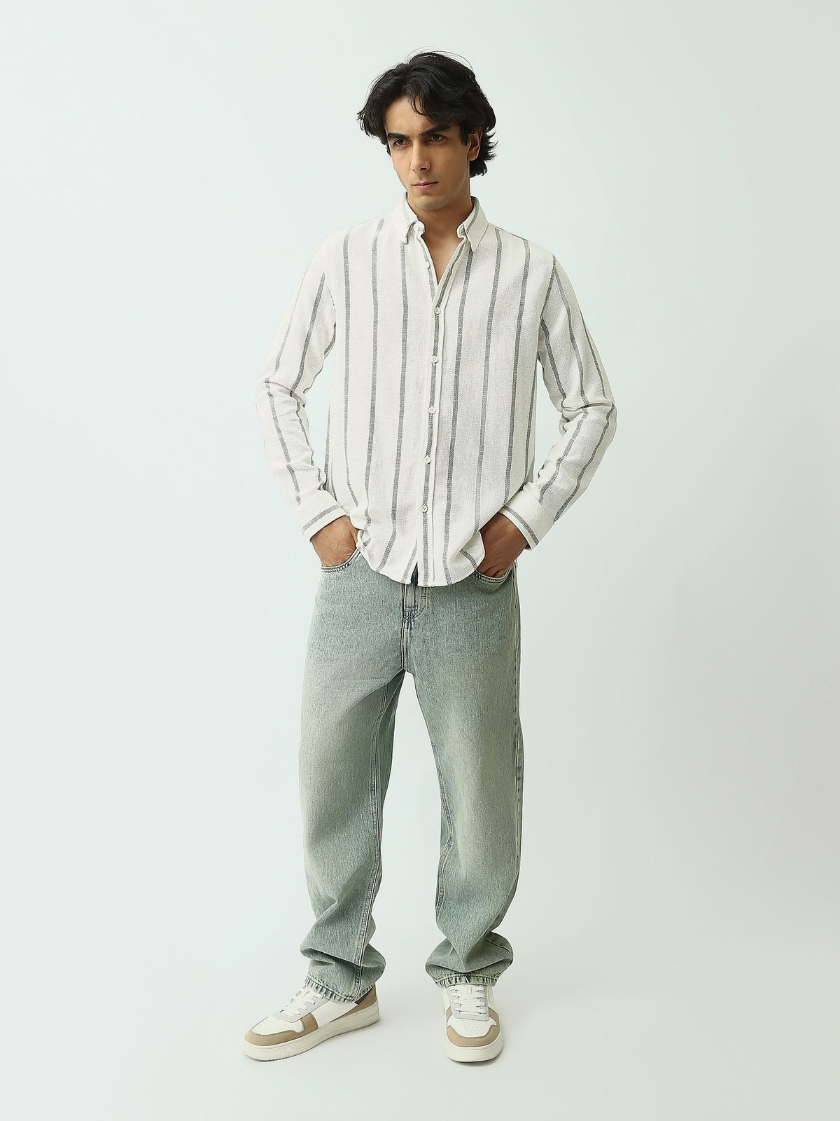 قميص رجالي بخطوط طولية وقصة Relaxed مريحة – كاجوال شيك عصري - SHI25SSCR16033TM1