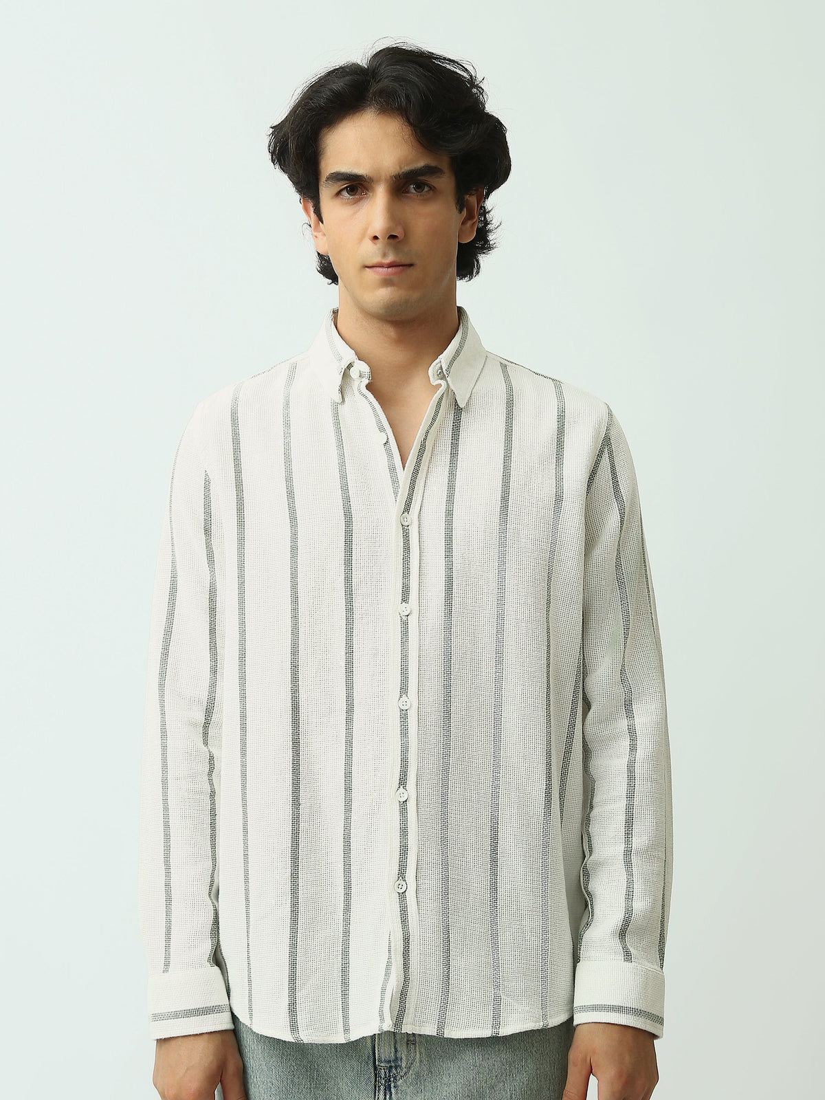 قميص رجالي بخطوط طولية وقصة Relaxed مريحة – كاجوال شيك عصري - SHI25SSCR16033TM1