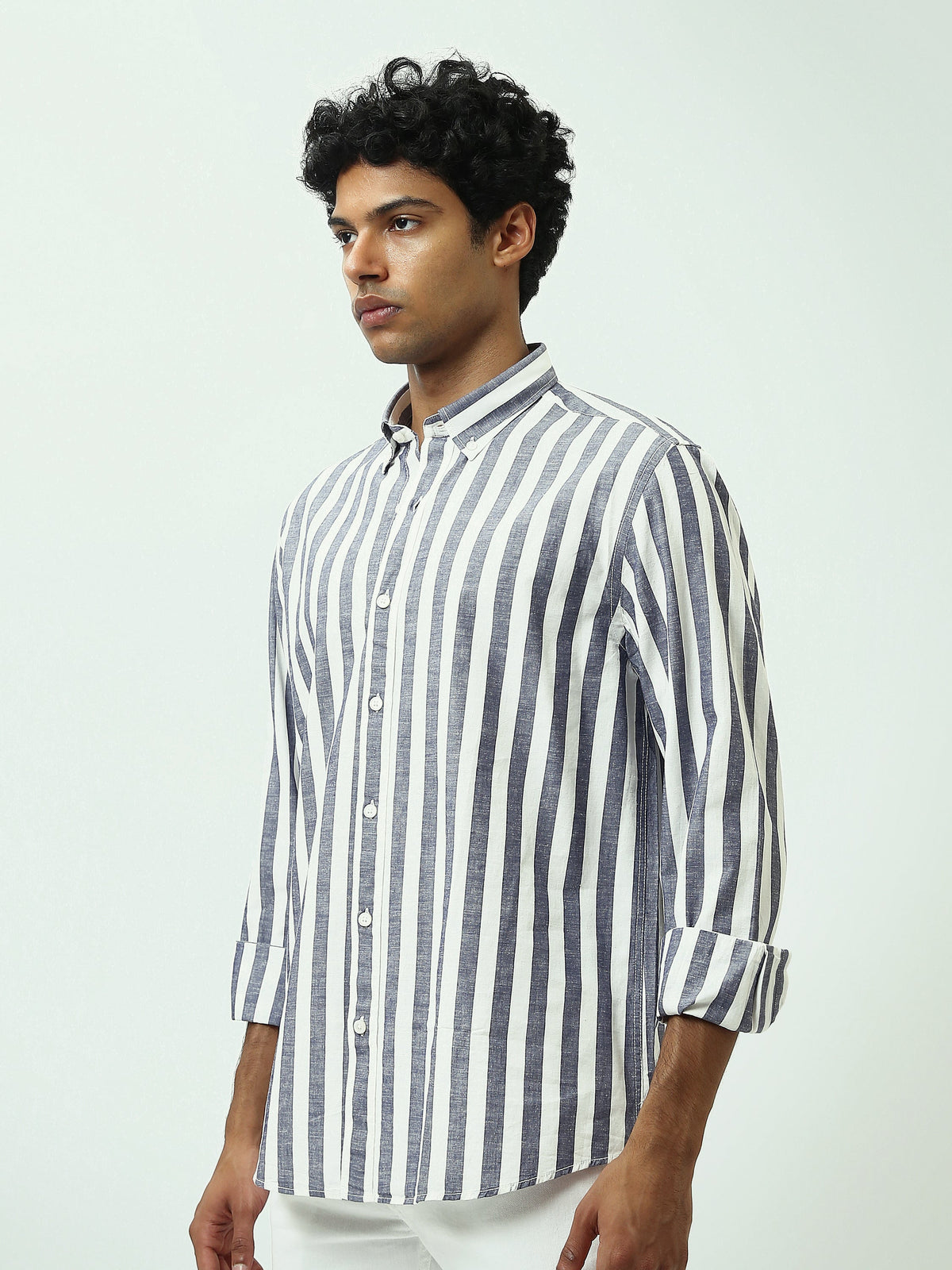 قميص رجالي بخطوط طولية وياقة Button-Down وأكمام طويلة – كاجوال شيك - SHI25SSIR17482TM1