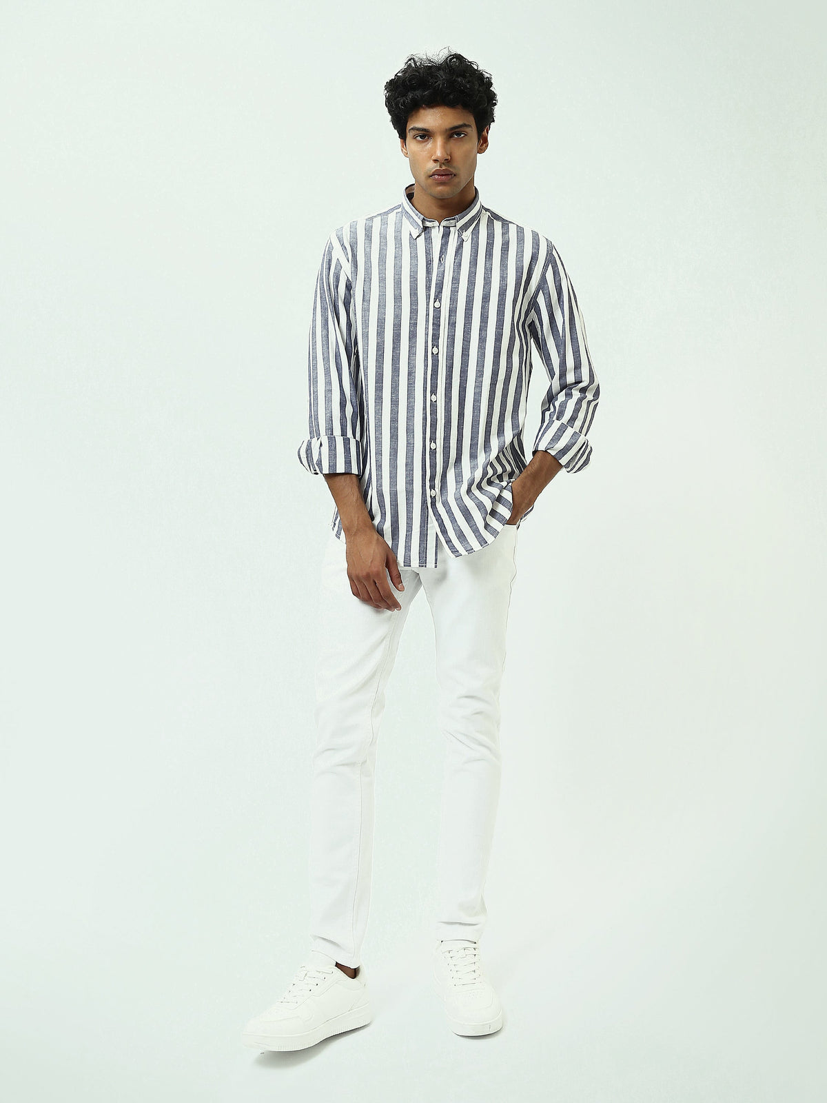 قميص رجالي بخطوط طولية وياقة Button-Down وأكمام طويلة – كاجوال شيك - SHI25SSIR17482TM1