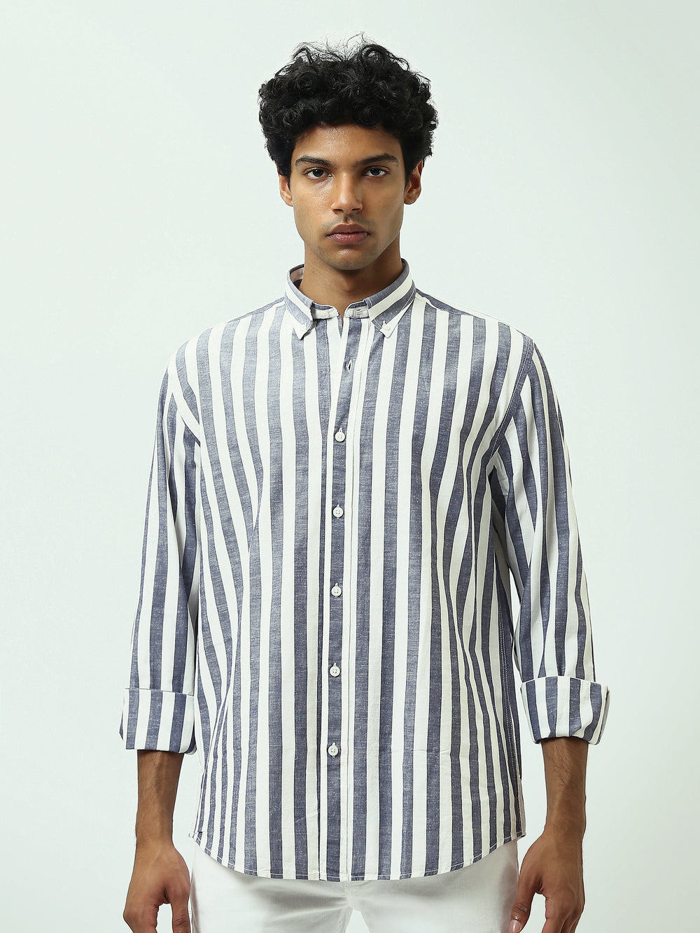 قميص رجالي بخطوط طولية وياقة Button-Down وأكمام طويلة – كاجوال شيك - SHI25SSIR17482TM1