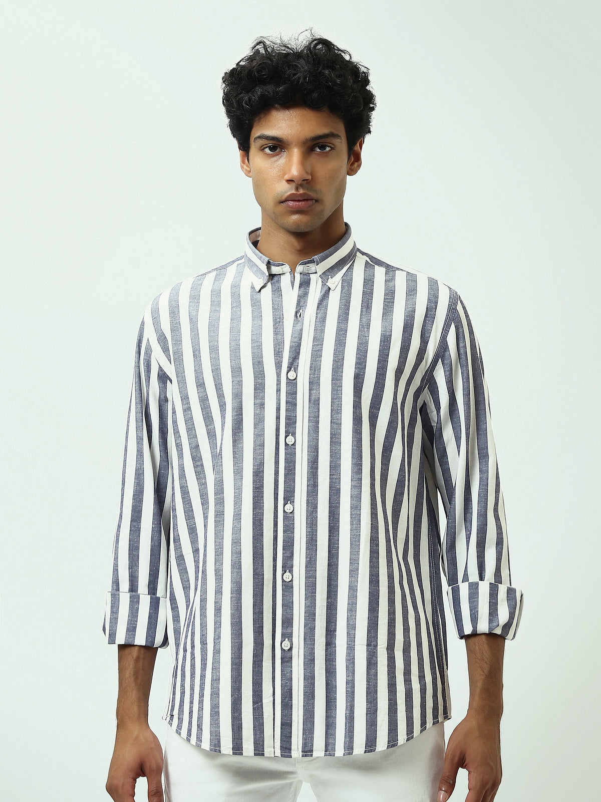 قميص رجالي بخطوط طولية وياقة Button-Down وأكمام طويلة – كاجوال شيك - SHI25SSIR17482TM1