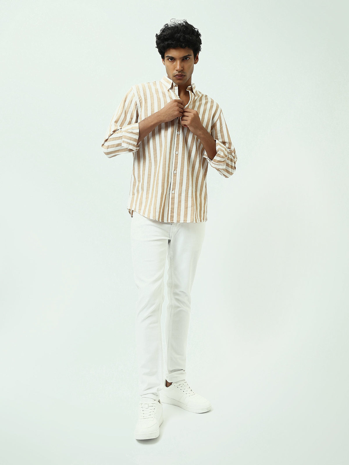 قميص رجالي بخطوط طولية وياقة Button-Down وأكمام طويلة – كاجوال شيك - SHI25SSIR17482TM1