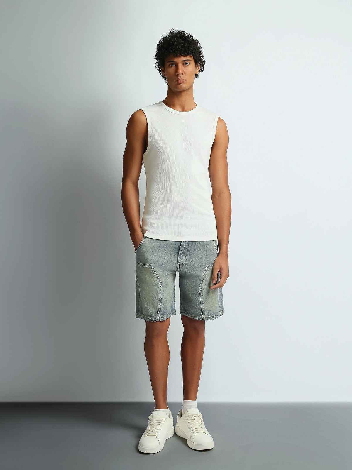 تيشيرت رجالي بدون أكمام بقصة Regular Fit وياقة دائرية - TNK26S20800002TM1