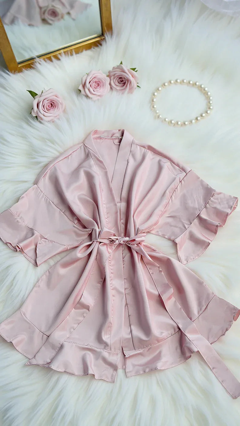 Kimono en satin à volants élégant