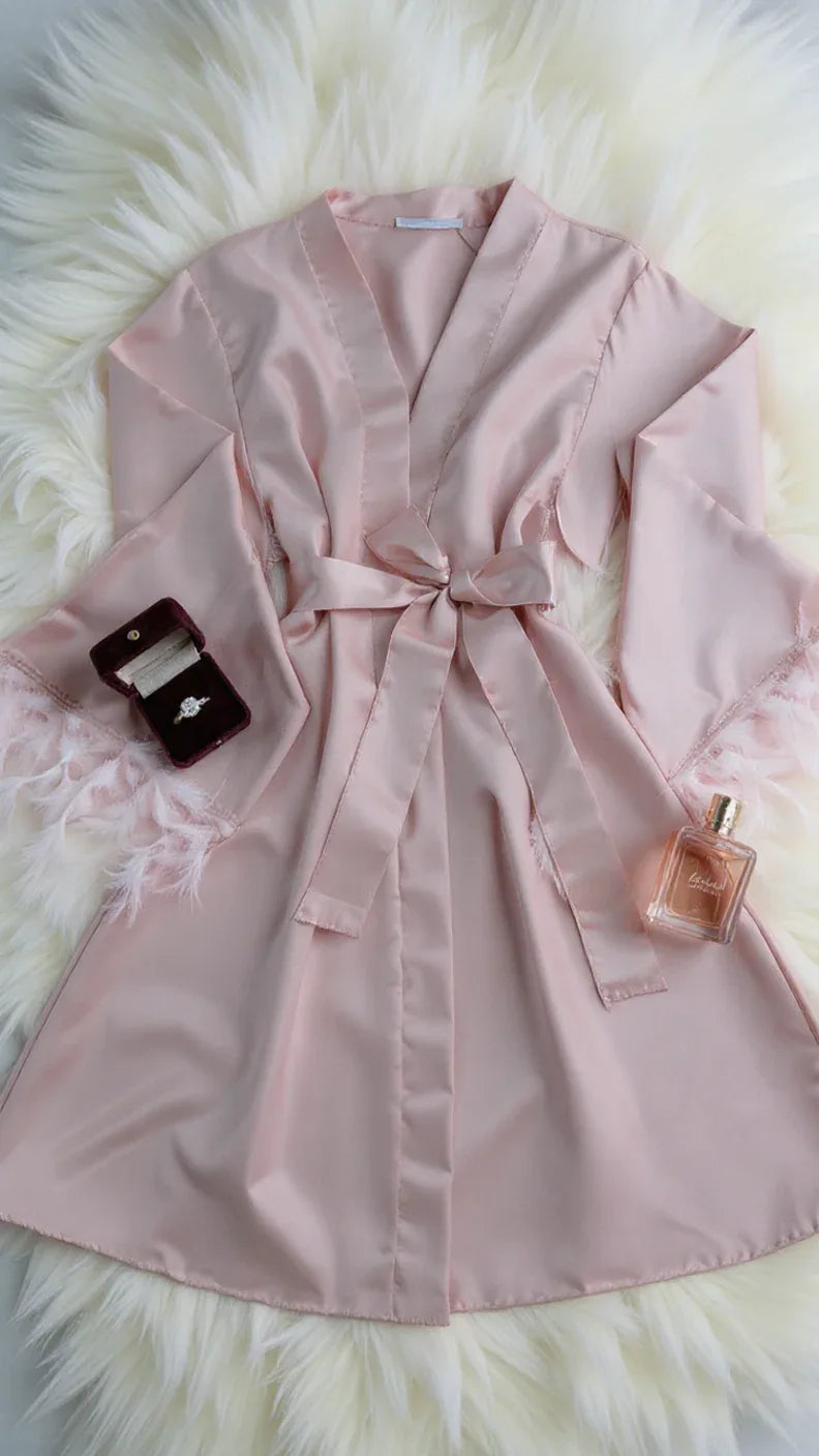 Peignoir satin rose poudré avec bordure plumes - Justyol