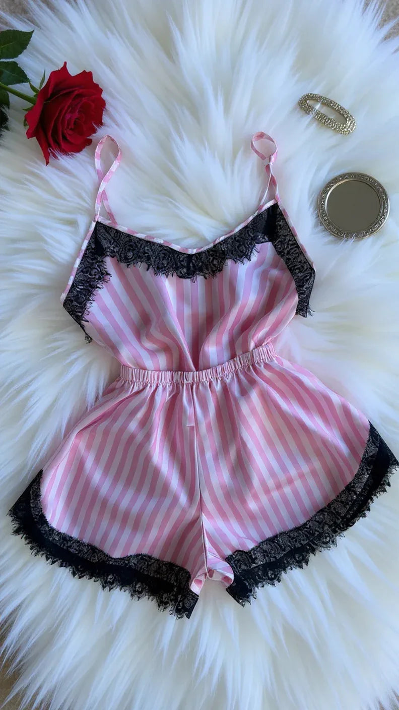 Ensemble de nuit satin rayé avec dentelle élégante