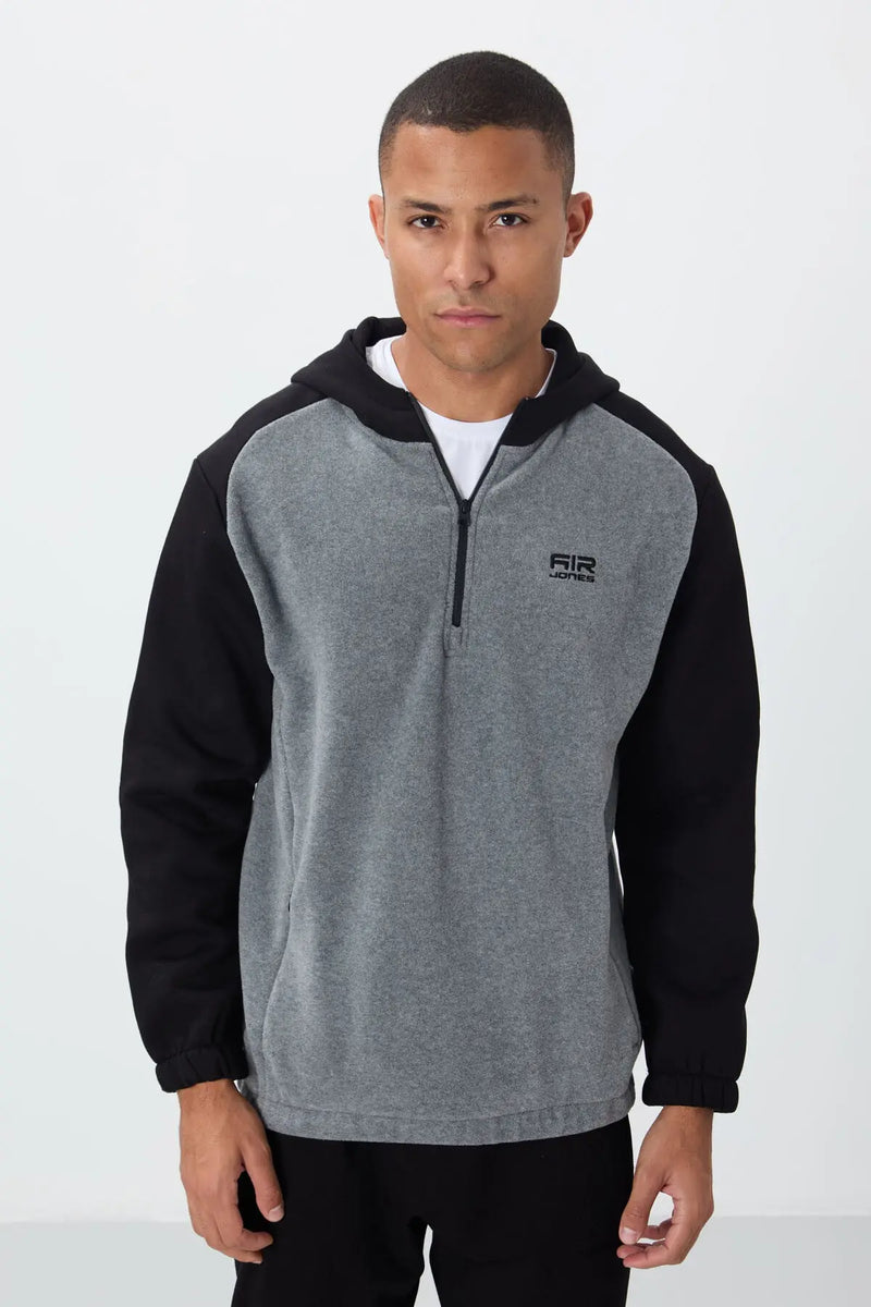 Sweatshirt pour homme en polaire à capuche, coupe standard, avec demi-zip et bloc de couleurs - 88300