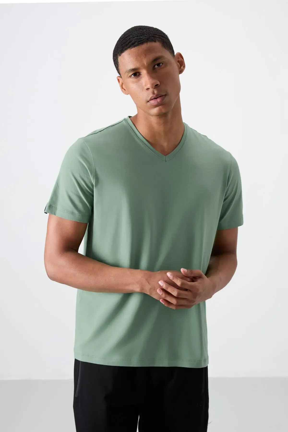 T-shirt homme basique col V manches courtes coupe standard- 87912 - Justyol