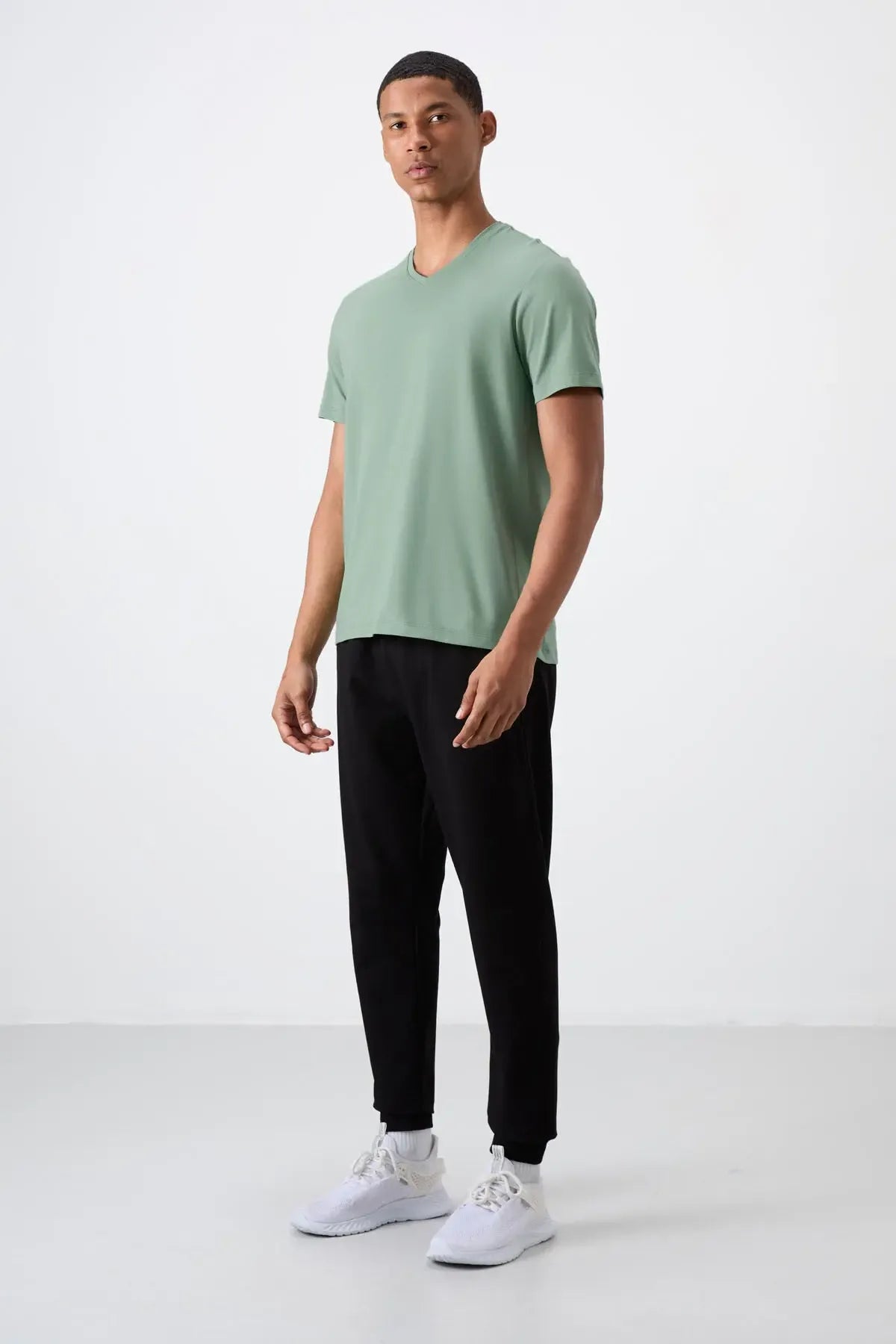 T-shirt homme basique col V manches courtes coupe standard- 87912 - Justyol
