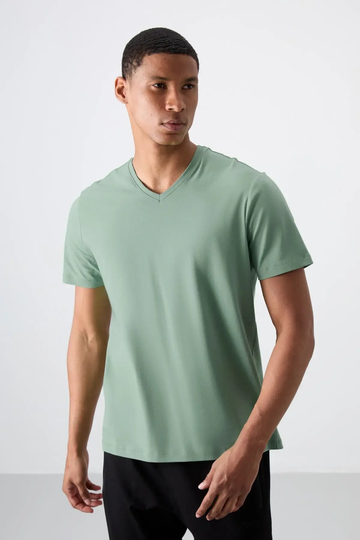 T-shirt homme basique col V manches courtes coupe standard- 87912 - Justyol