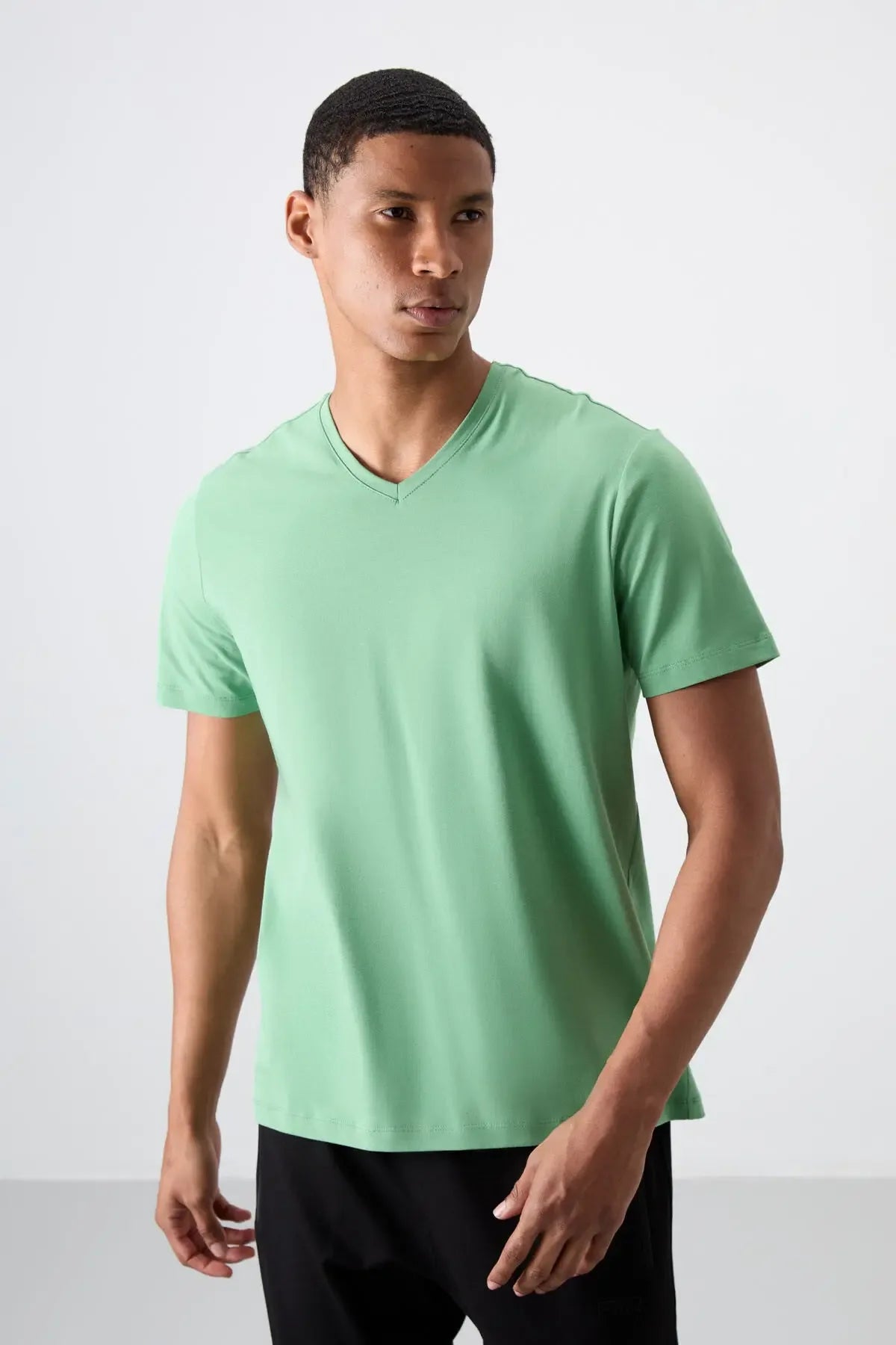 T-shirt homme basique col V manches courtes coupe standard- 87912 - Justyol