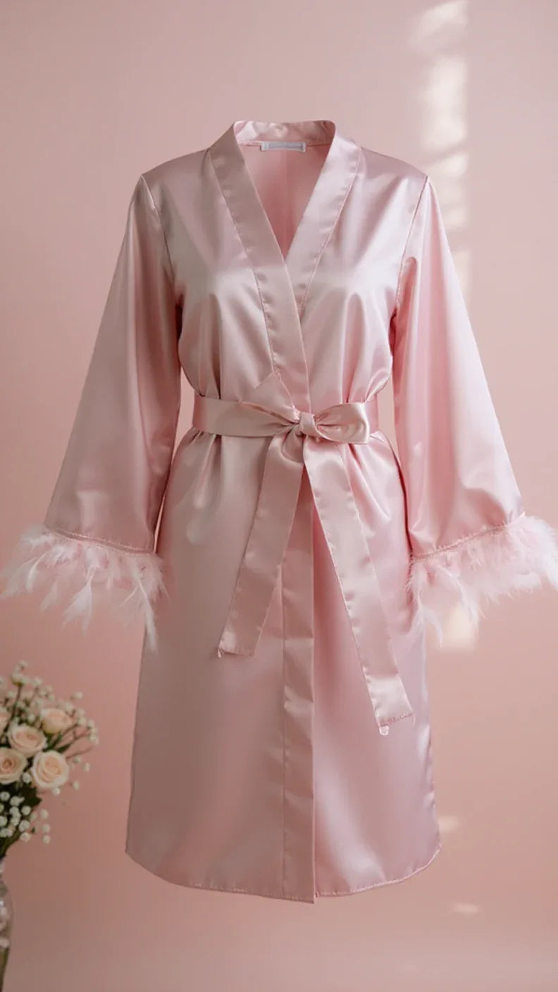 Peignoir satin rose poudré avec bordure plumes - Justyol