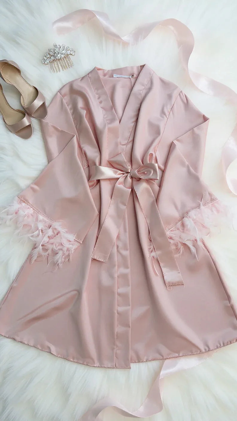 Peignoir satin rose poudré avec bordure plumes - Justyol