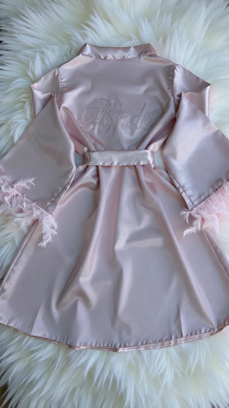 Peignoir satin rose poudré avec bordure plumes - Justyol