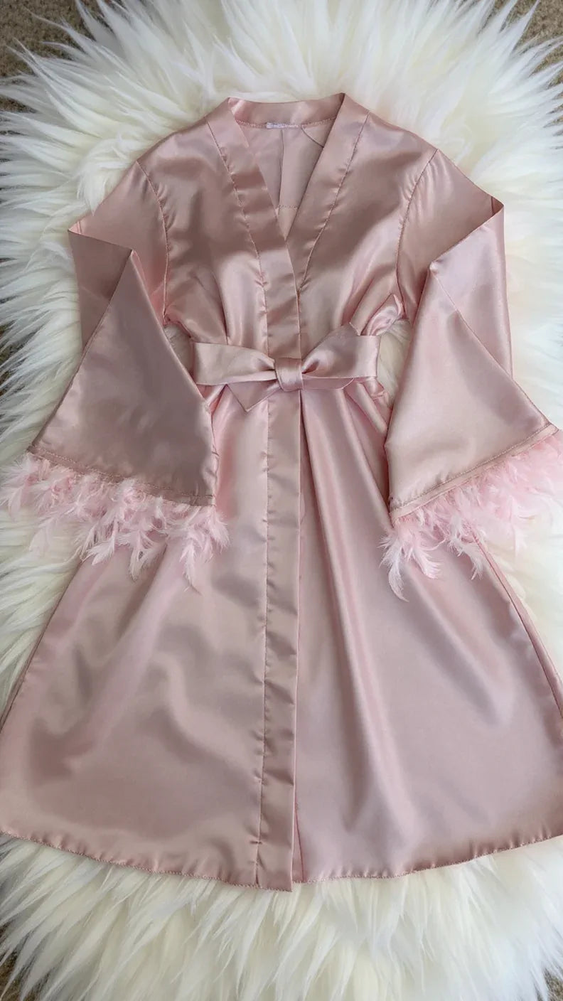 Peignoir satin rose poudré avec bordure plumes - Justyol