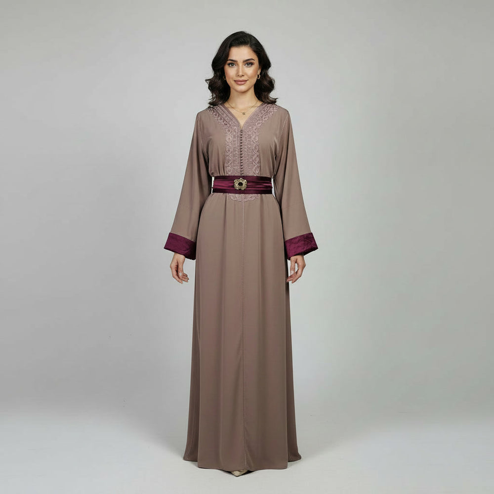 قفطان مغربي نسائي عصري بتطريزات أنيقة وحزام متناسق بإبزيم ذهبي