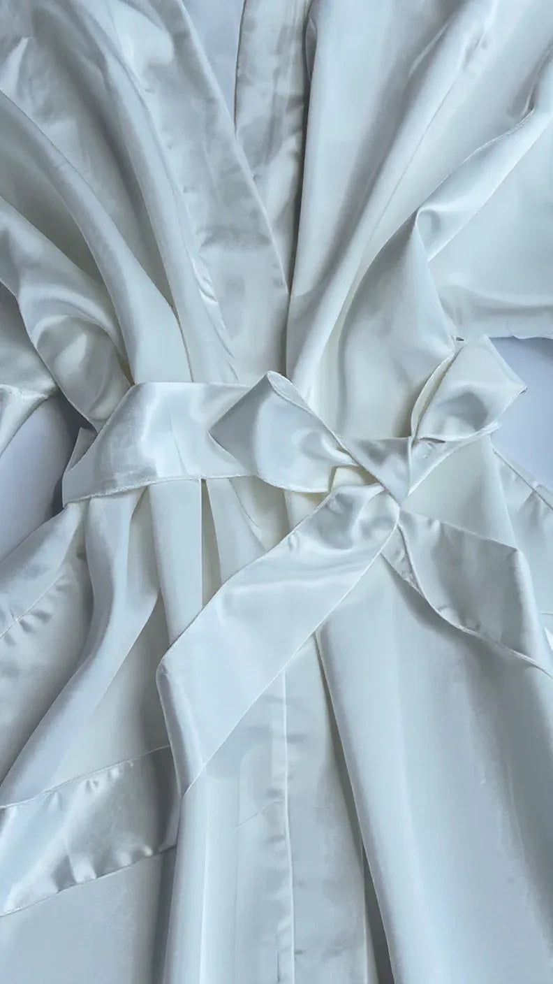 Kimono en satin à volants élégant
