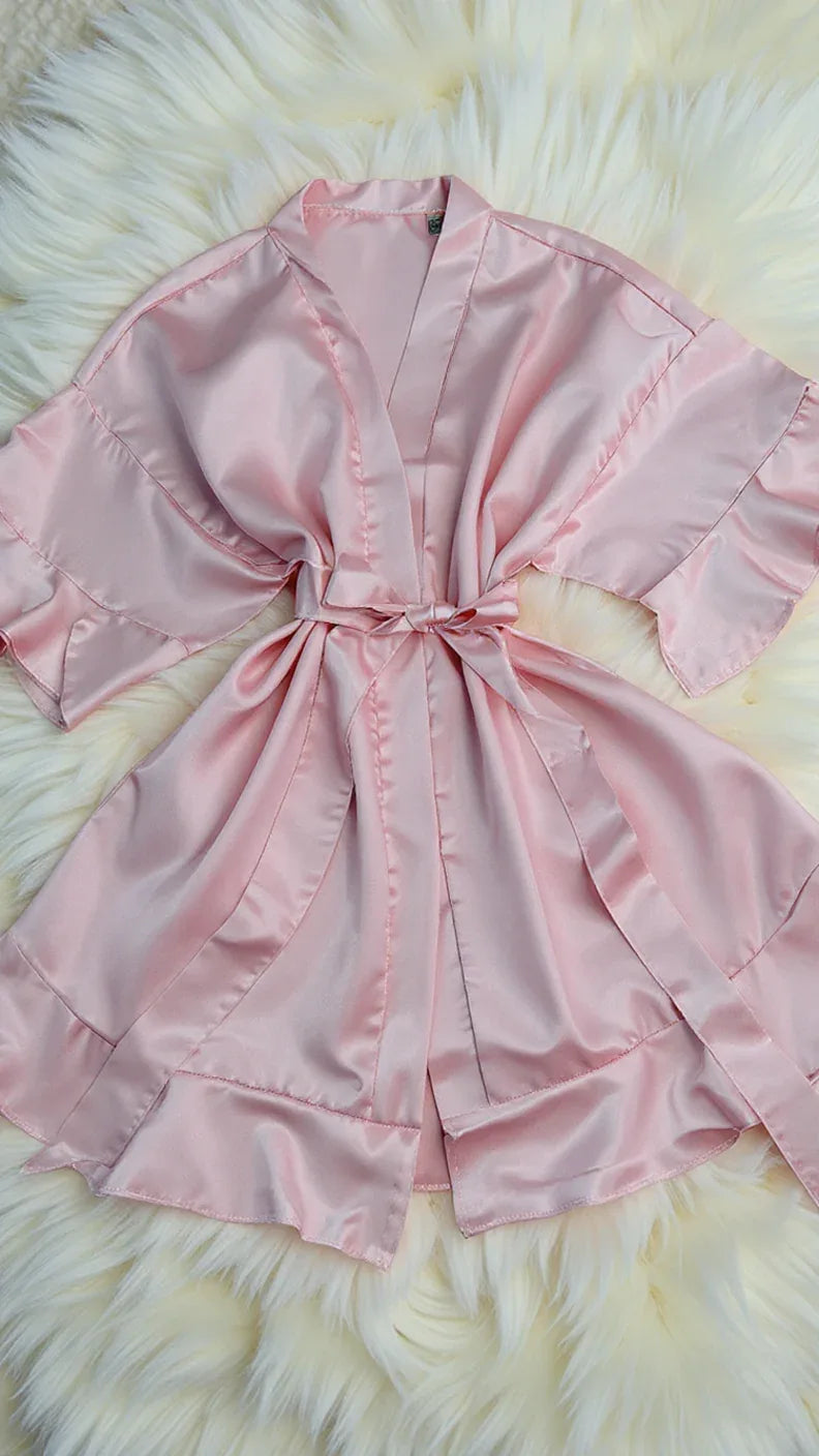 Kimono en satin à volants élégant