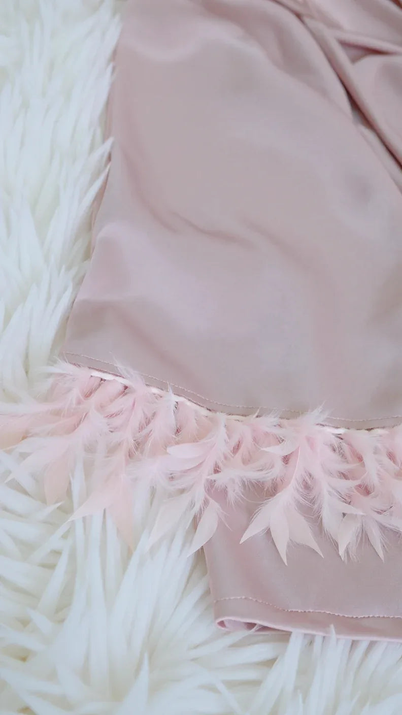 Peignoir satin rose poudré avec bordure plumes - Justyol