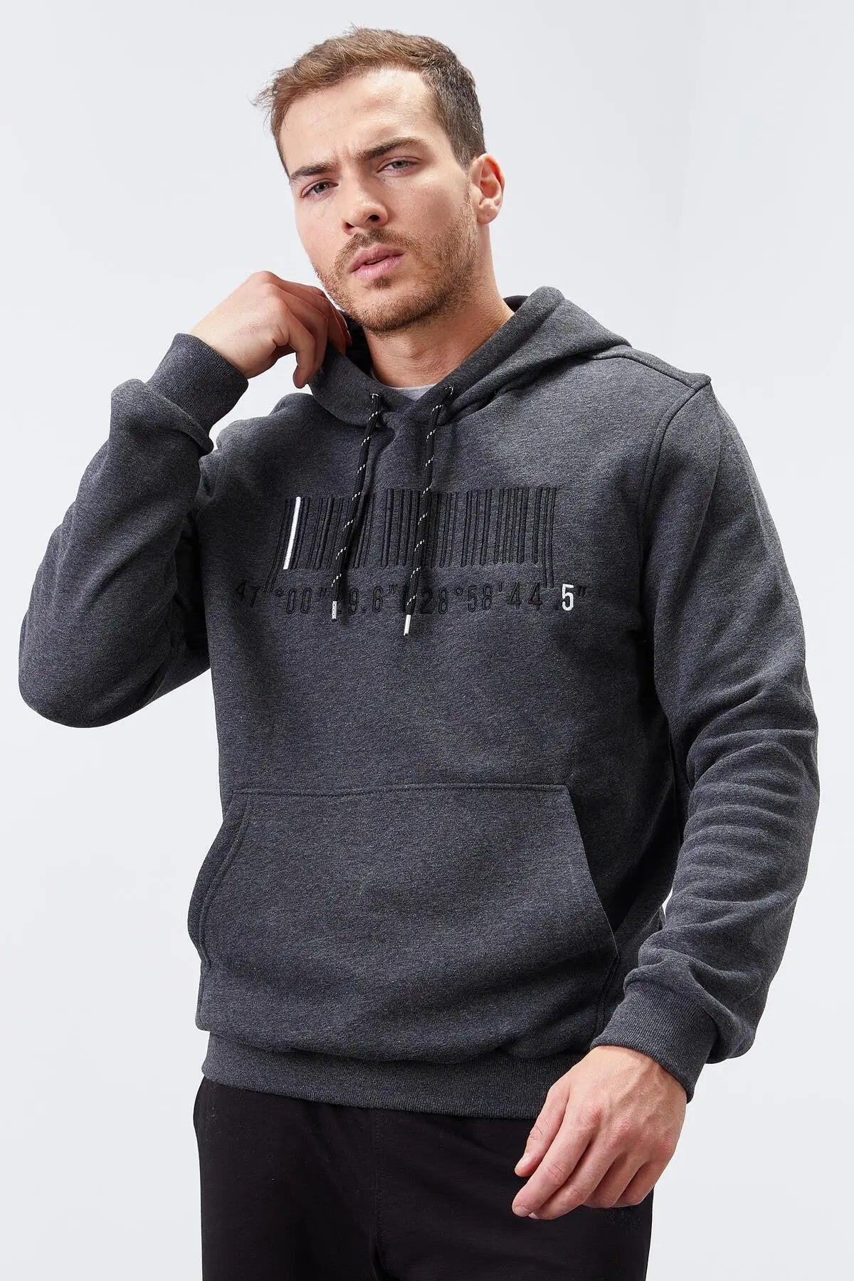nakişli kanguru cep standart kalip kapüşonlu erkek sweatshirt - 87839 - Justyol