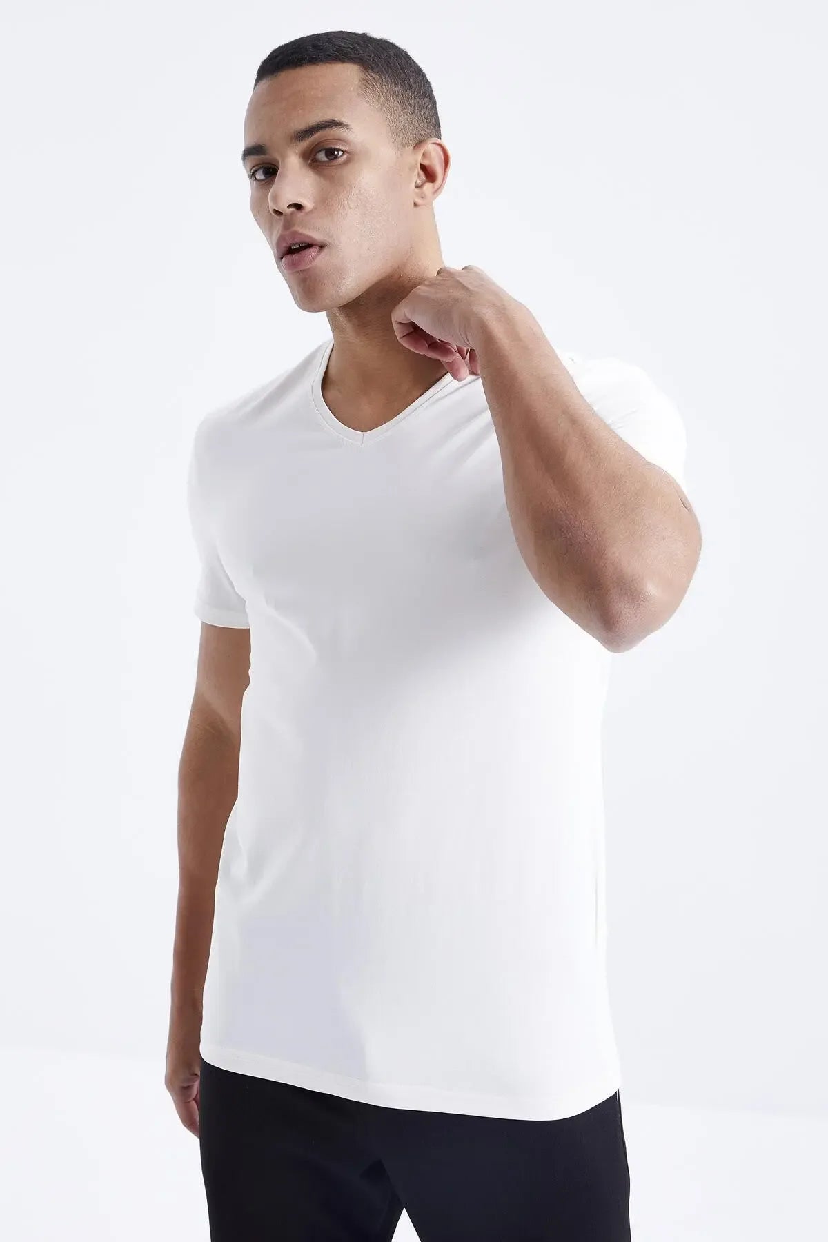 T-shirt homme basique col V manches courtes coupe standard- 87912 - Justyol