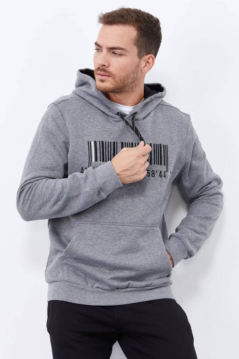 Sweatshirt pour homme à capuche avec poche kangourou et broderie, coupe standard - 87839