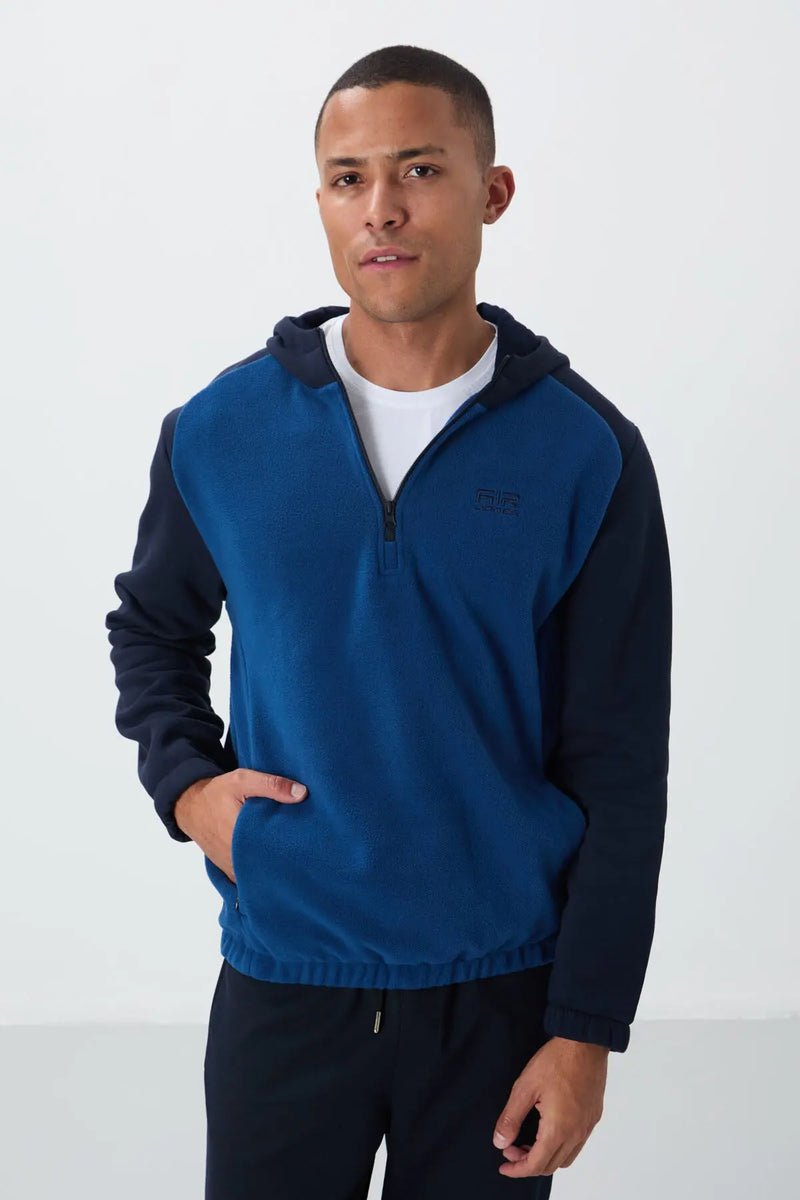 Sweatshirt pour homme en polaire à capuche, coupe standard, avec demi-zip et bloc de couleurs - 88300