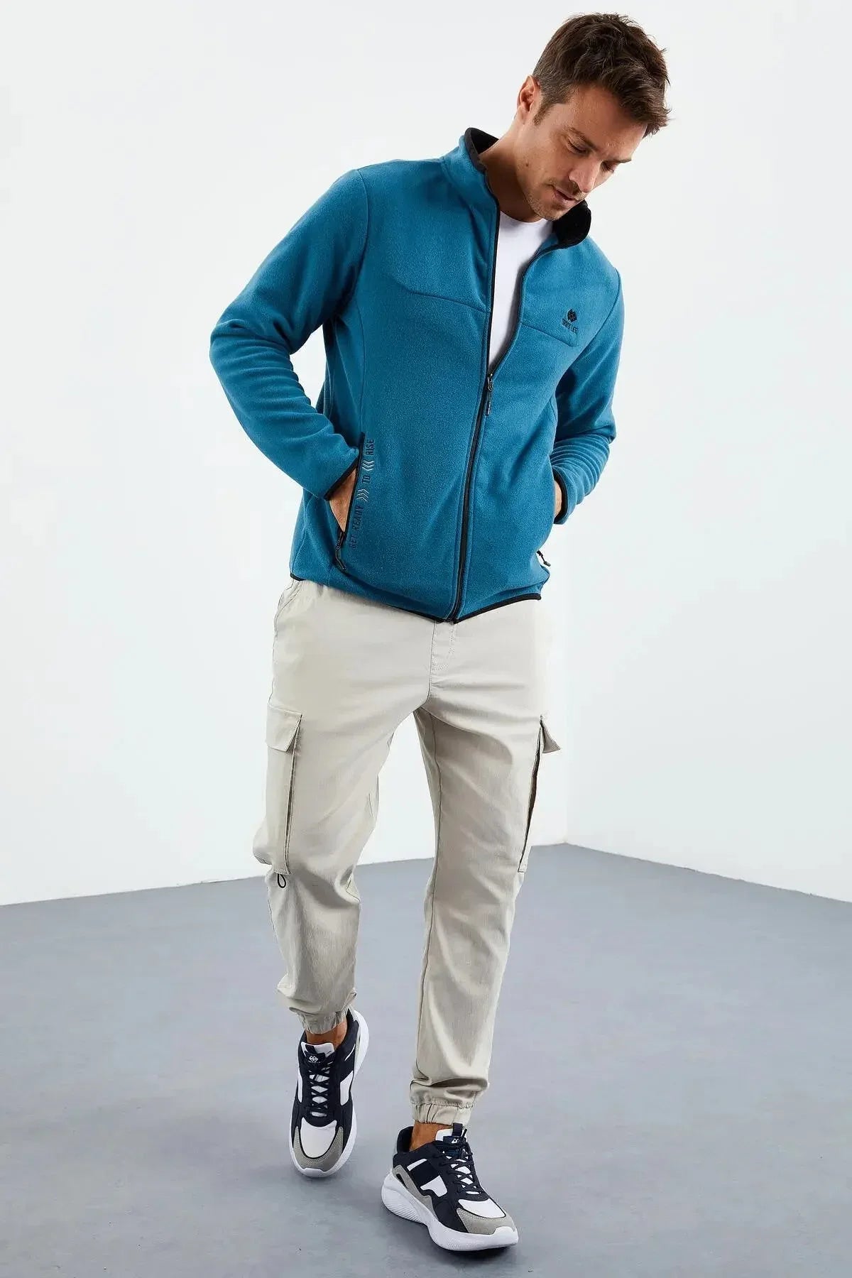 Sweatshirt pour homme en polaire à col montant et fermeture éclair, coupe standard avec broderie - 87992 - Justyol