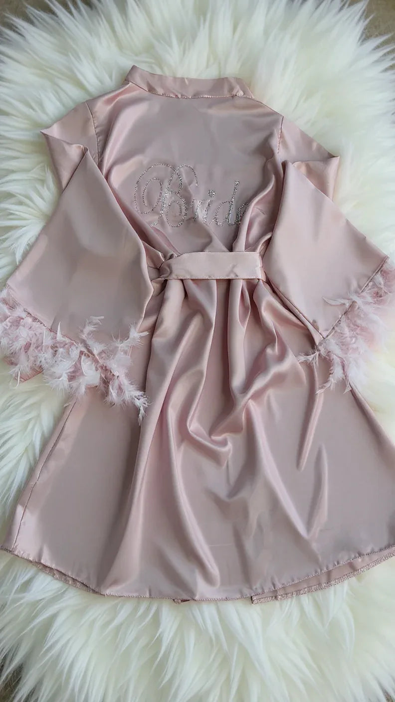 Peignoir satin rose poudré avec bordure plumes - Justyol