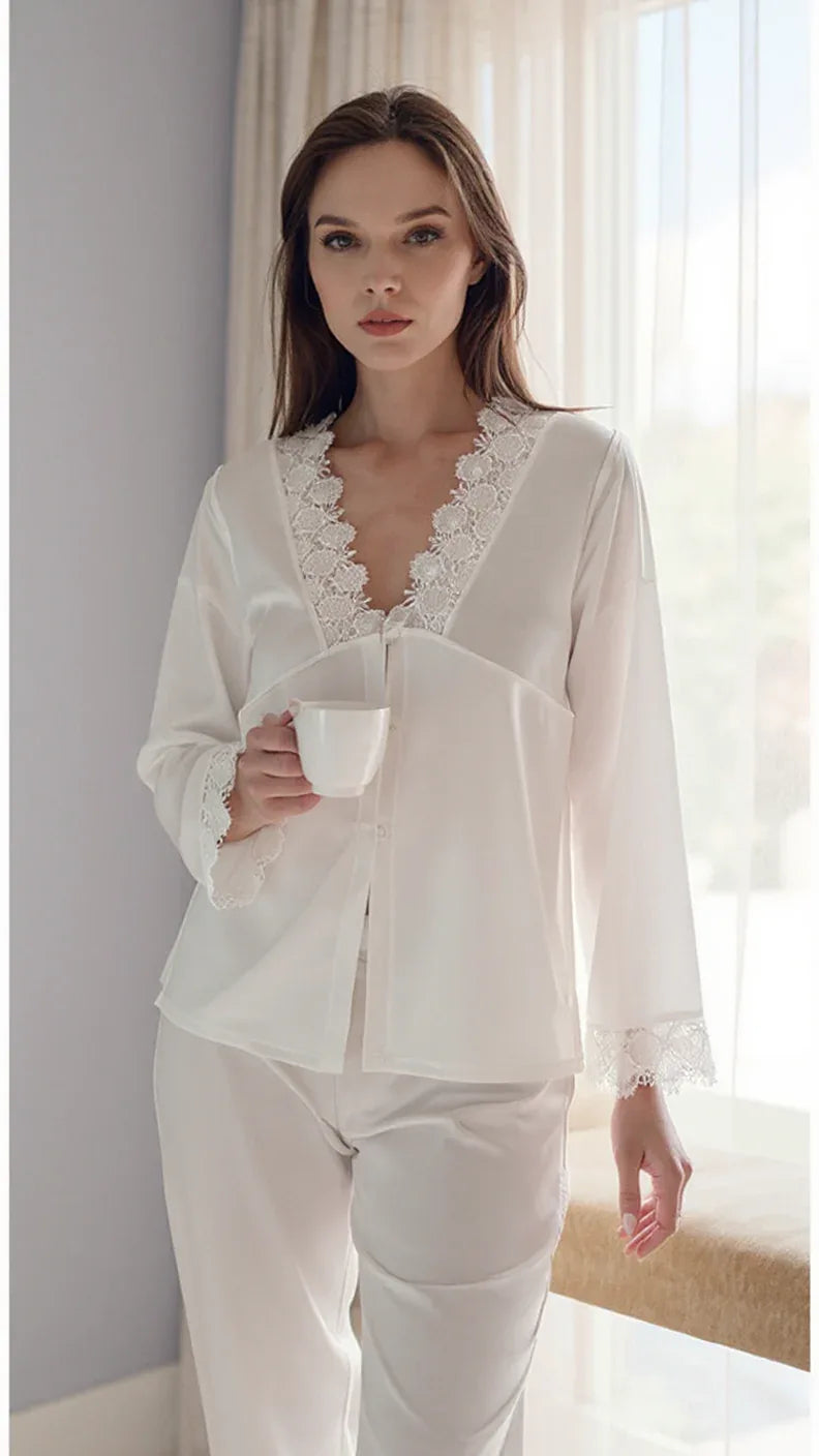 Ensemble pyjama satin raffiné avec détails en dentelle - Justyol