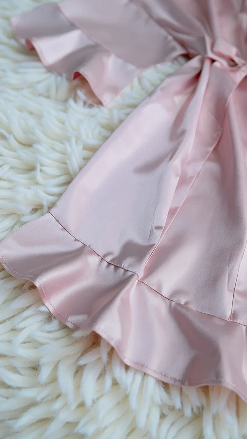 Kimono en satin à volants élégant